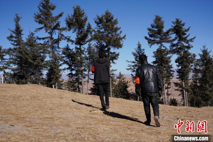 圖為桑杰加(左)和同事巡查林場?！●R銘言 攝