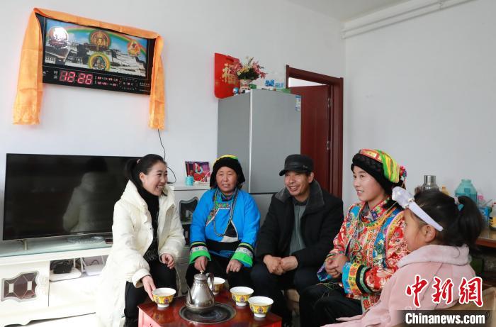 新家是兩層小樓房，一樓布置得充滿現(xiàn)代感，喝著藏式奶茶，一家人聊著今年春節(jié)怎么過?！《∷?攝