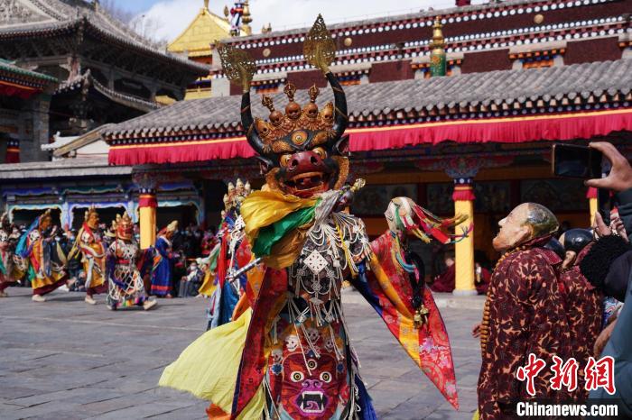 圖為塔爾寺僧侶進(jìn)行“跳欠”儀式?！●R銘言 攝