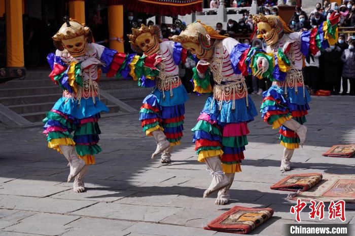 圖為塔爾寺僧侶進行“跳欠”儀式?！●R銘言 攝