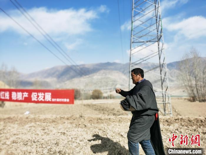 圖為藏族民眾撒種、施肥?！?zhí)砀?攝