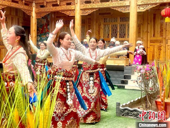 圖為藏族女性載歌載舞?！±钣穹?攝