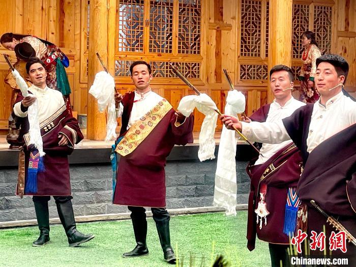 圖為藏族漢子表演節(jié)目。　李玉峰 攝
