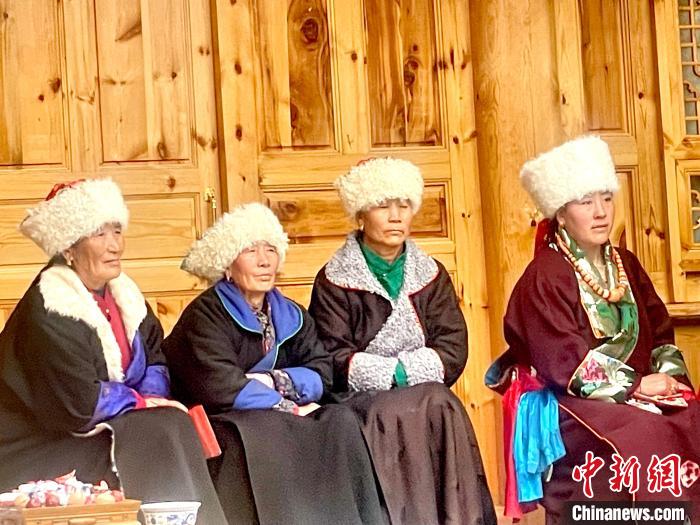 圖為藏族女性觀看“村晚”。　李玉峰 攝