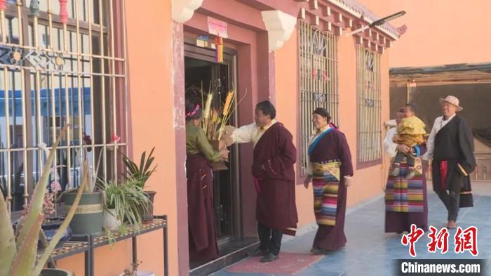 甘孜藏族民眾的藏歷新年：家門口就業(yè)，搬遷點(diǎn)開啟新生活