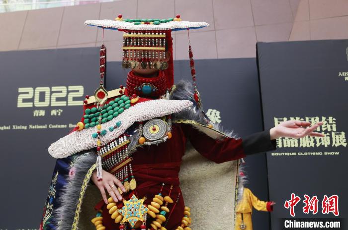 圖為模特展示藏族服飾?！●R銘言 攝