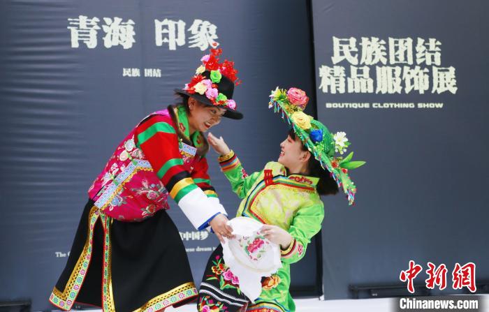 圖為模特身穿土族服飾進(jìn)行“土族刺繡”表演?！●R銘言 攝