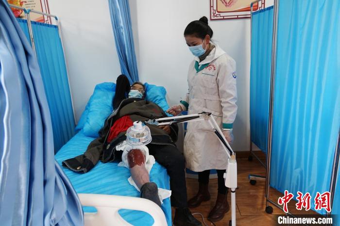 圖為敬老院醫(yī)生用藏藥為老人進行治療。　馬銘言 攝