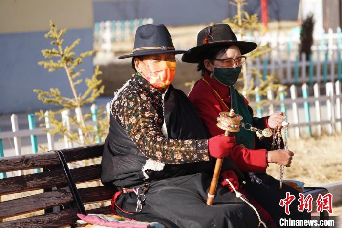 圖為敬老院老人在院內曬太陽轉經(jīng)桶?！●R銘言 攝