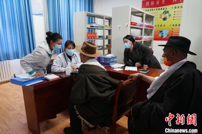 圖為骨科醫(yī)生為敬老院老人們進行集中檢查?！●R銘言 攝