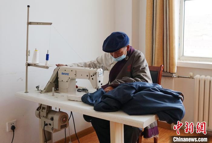 圖為敬老院老人使用縫紉機。　馬銘言 攝