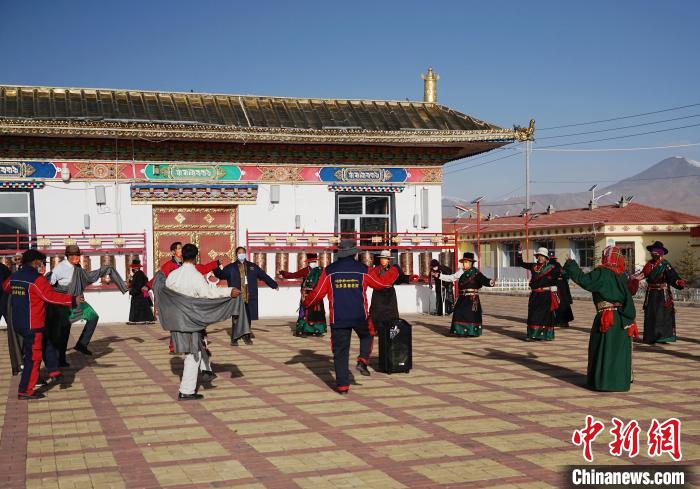 圖為老人們飯后跳起歡快的鍋莊舞蹈?！●R銘言 攝