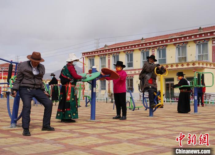 圖為老人們使用健身器材鍛煉身體?！●R銘言 攝