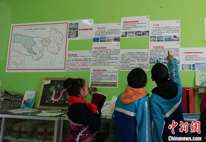 圖為學生在生態(tài)課堂上了解三江源國家公園知識?！●R銘言 攝