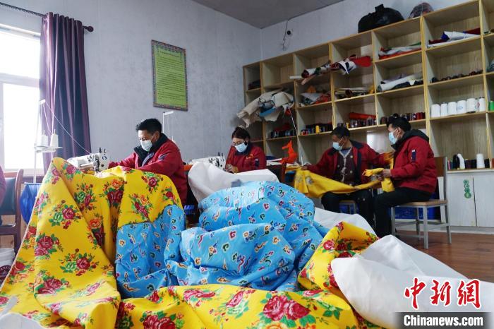 圖為工人們正在制作帳篷。　馬銘言 攝