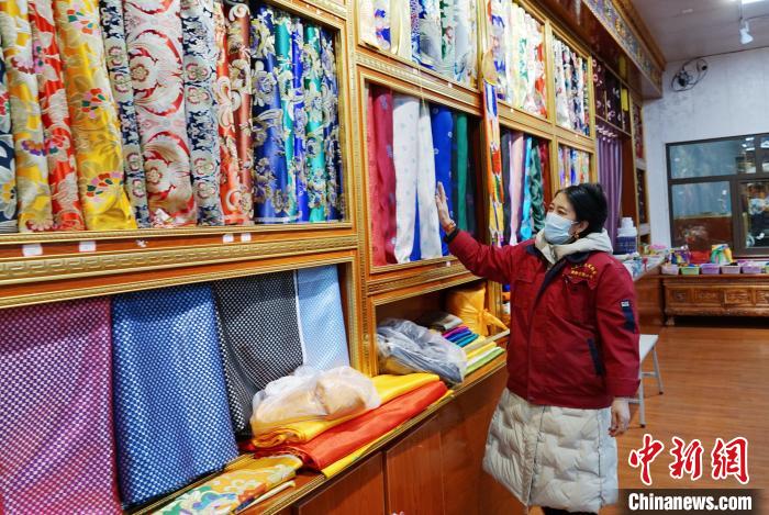 圖為員工清點(diǎn)布匹?！●R銘言 攝