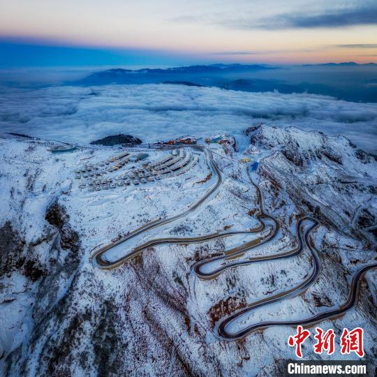 雪后的牛背山山頂和崎嶇的公路?！±顒P 攝