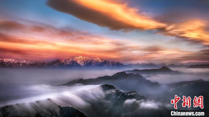 牛背山霞光?！∥挠宴?攝