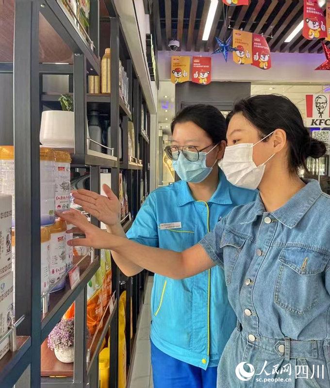 顧客可以在川內中國石油加油站便利店內選購到品質純正的紅原奶粉。張霞攝