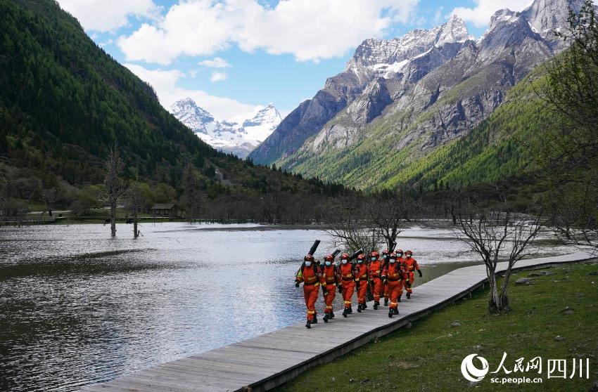 沿著海子旁的棧道攜裝巡護。程雪力攝