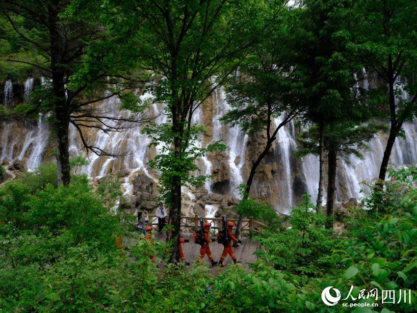 消防救援人員在景區(qū)內(nèi)各個景點巡護。程雪力攝