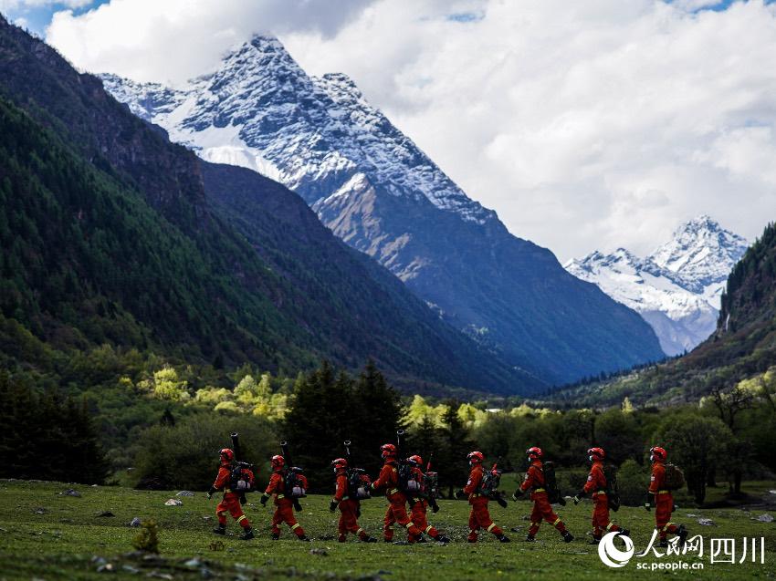 四姑娘山靠前駐防分隊在四姑娘山下攜裝巡護。程雪力攝