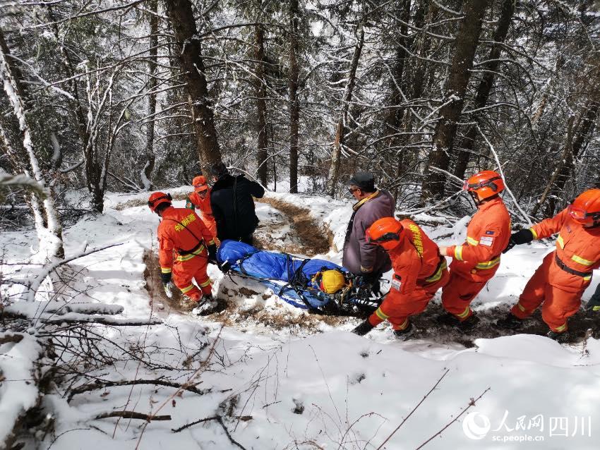 四姑娘山靠前駐防分隊緊急救援登山墜崖游客。程雪力攝