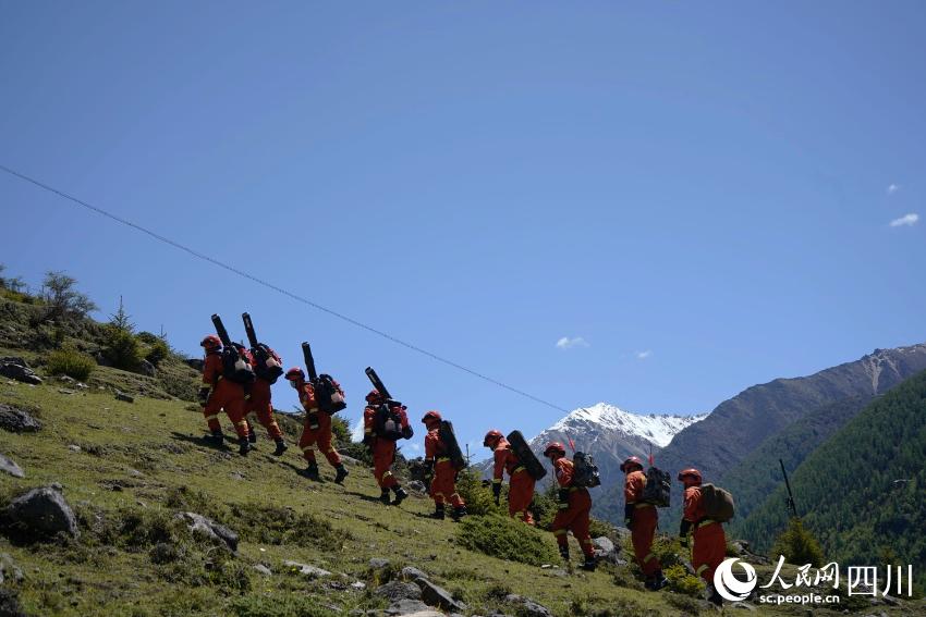 用腳步丈量四姑娘山。程雪力攝