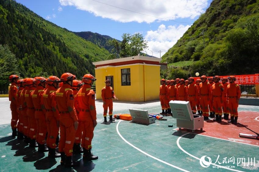 四姑娘山靠前駐防分隊開展山岳救援訓(xùn)練。程雪力攝