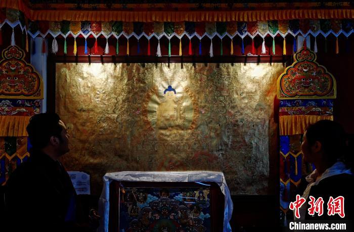 圖為使用金汁創(chuàng)作的金唐?！?zhí)砀?攝