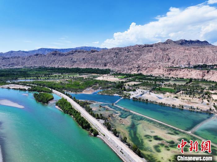航拍貴德縣黃河岸畔綠意盎然?！●R銘言 攝