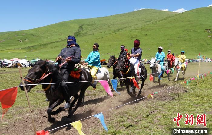 圖為選手進(jìn)行3000米賽馬比賽?！●R銘言 攝