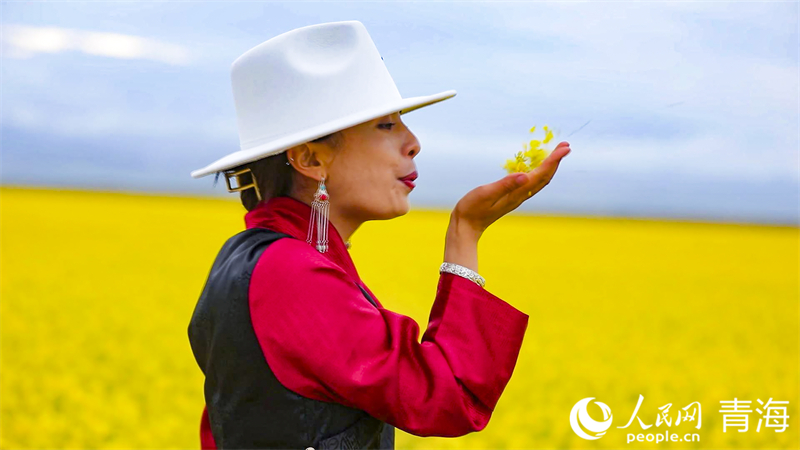 游客在花海中徜徉。人民網(wǎng) 張皓芃攝