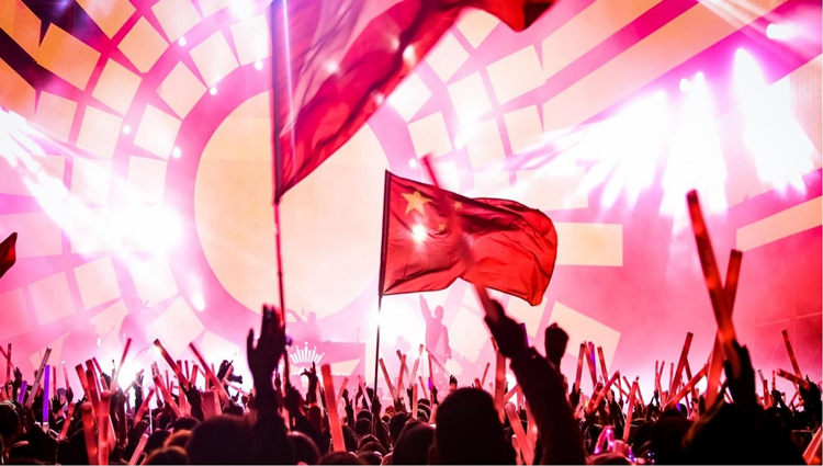 歌迷與歌手互動(dòng)。阿壩州新聞傳媒中心供圖