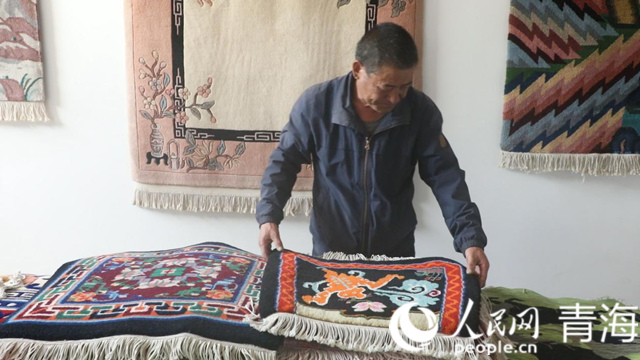 楊永良和他的作品。人民網(wǎng) 張皓芃攝