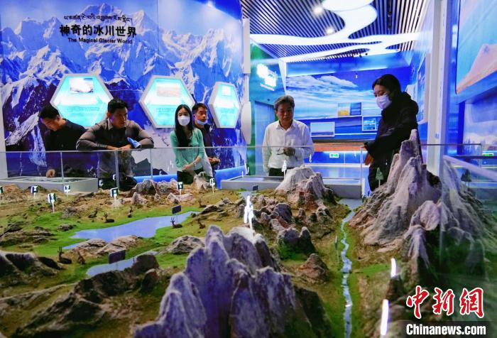 圖為中外嘉賓在玉樹州博物館內(nèi)參觀?！●R銘言 攝