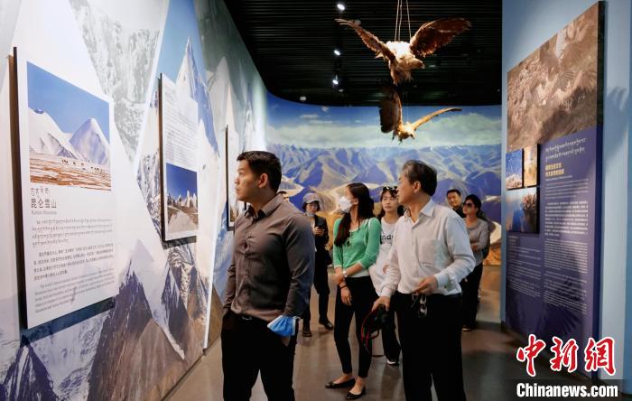 圖為中外嘉賓參觀玉樹州博物館?！●R銘言 攝