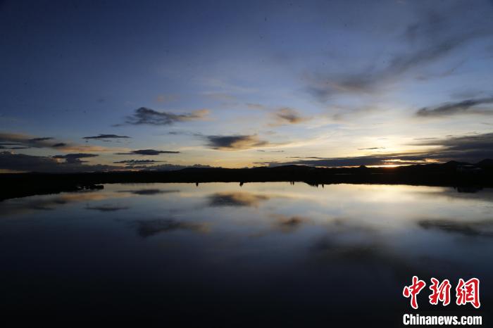 圖為夕陽(yáng)下的查旦濕地?！●R銘言 攝