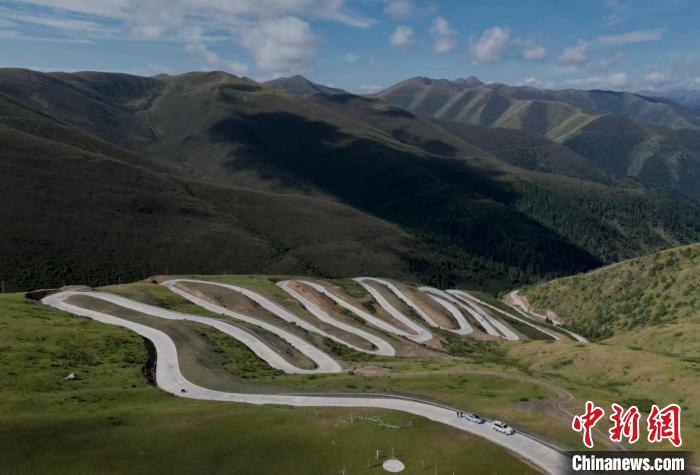 四川壤塘上藍天路：沿線居民致富的幸?！疤炻贰? oldsrc=