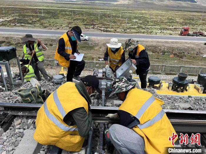 圖為青藏鐵路基礎(chǔ)設(shè)施“升級換代”施工現(xiàn)場。　現(xiàn)場作業(yè)人員供圖