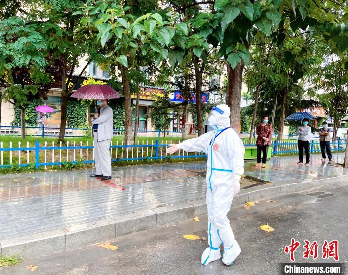 高原小城青海尖扎抗疫見聞：柔肩亦可擔(dān)重任，夫妻檔聞令而動