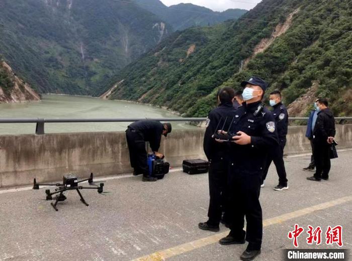 民警組成的搜尋隊(duì)利用無(wú)人機(jī)在震區(qū)開(kāi)展空中巡查。　甘孜州公安局供圖