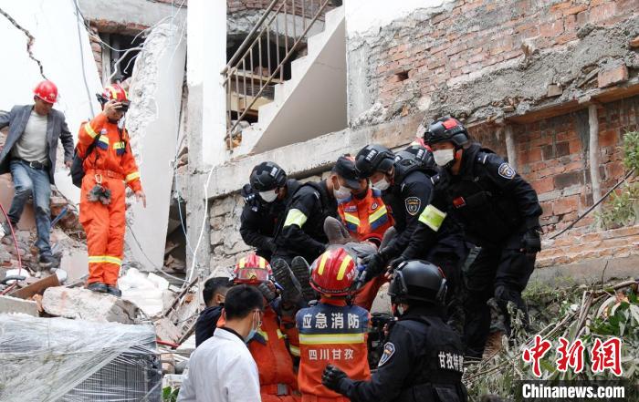 四川消防救援人員開展救援?！∷拇ㄏ?供圖