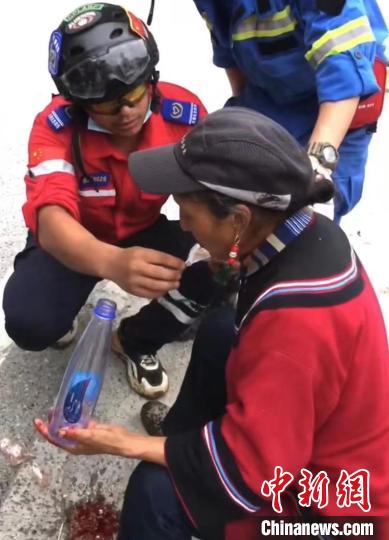 筠連筠愛(ài)青年應(yīng)急救援隊(duì)救援人員正在為傷員傷口清理。　受訪者供圖