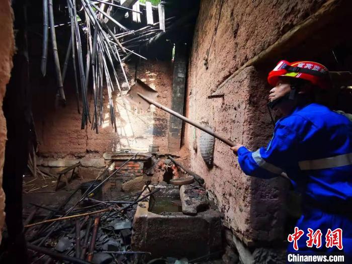 宜賓藍(lán)豹應(yīng)急救援隊(duì)搜救組成員劉方杰正在參與救援?！∈茉L者供圖