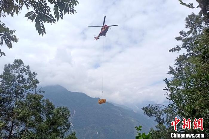 直升機(jī)起飛將搶修塔材運(yùn)往海拔1950米的110千伏唐下線29號(hào)塔位?！⌒鞈c明 攝