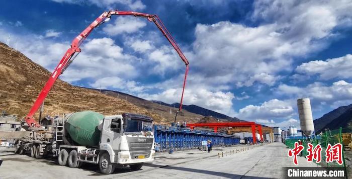 T梁發(fā)運(yùn)現(xiàn)場?！≈需F八局 供圖