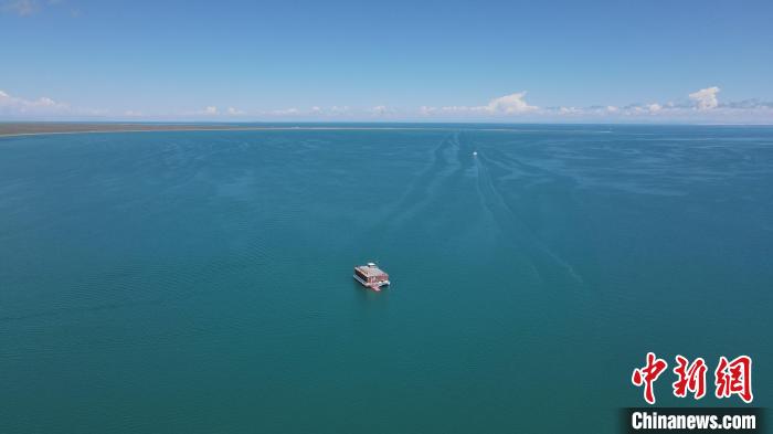 圖為航拍夏日青海湖?！±罱瓕?攝