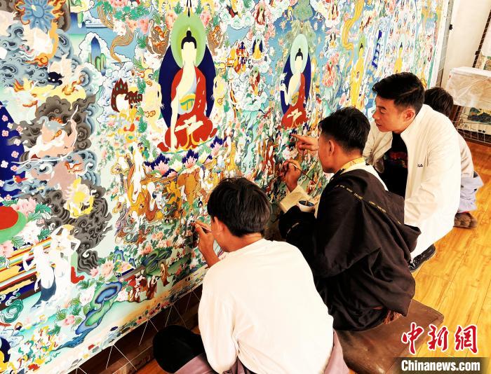 青海唐卡藝術(shù)小鎮(zhèn)：“勞模畫(huà)師”師帶徒，文化扶貧富一方