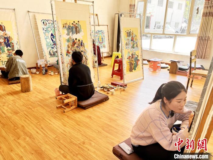 圖為畫(huà)室內(nèi)學(xué)徒練習(xí)繪畫(huà)唐卡?！●R文莉 供圖
